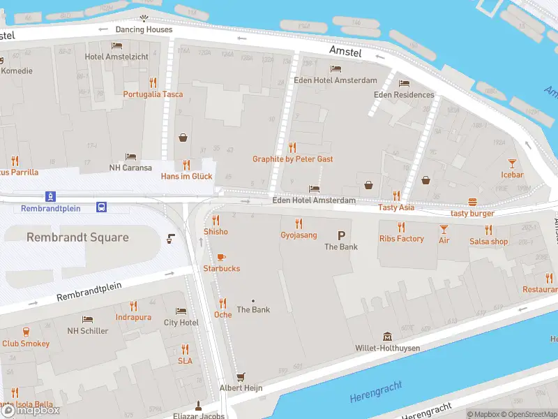 Ambulance met grote spoed naar de Rembrandtplein in Amsterdam