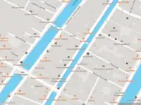 Ambulance met grote spoed naar de Oudezijds Voorburgwal in Amsterdam