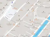 Ambulance met grote spoed naar de Beursstraat in Amsterdam