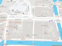 Ambulance met grote spoed naar de Lammermarkt in Leiden