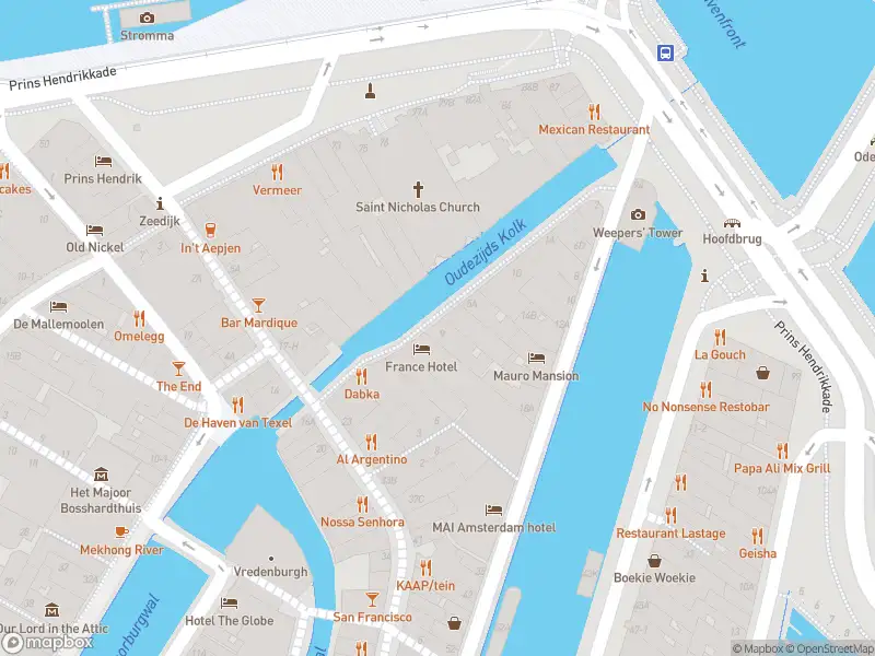 Ambulance met gepaste spoed naar de Oudezijds Kolk in Amsterdam
