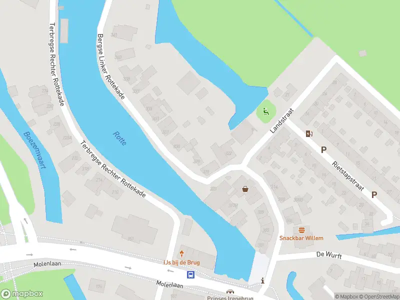 Ambulance met grote spoed naar de Bergse Linker Rottekade in Rotterdam