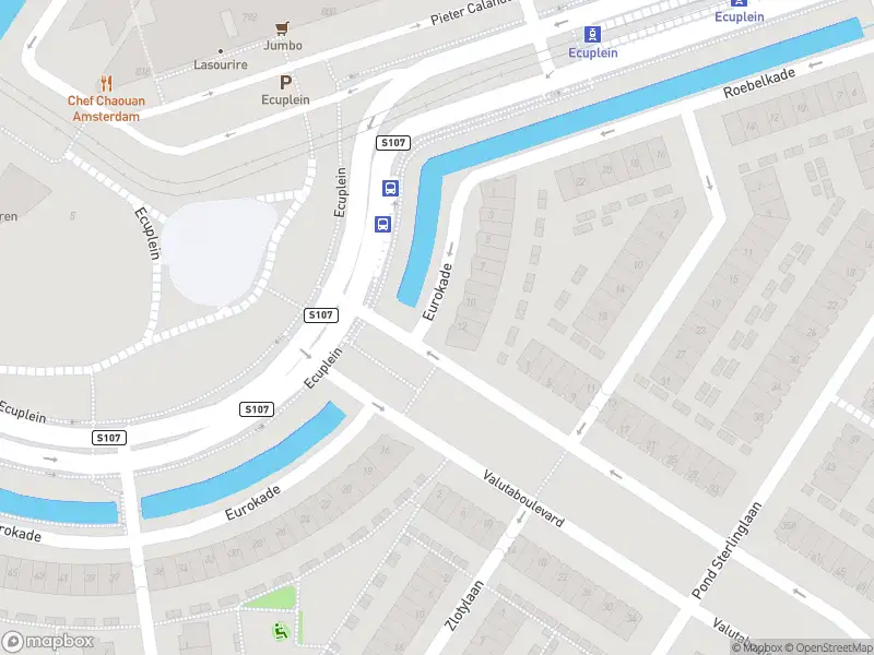 Ambulance met gepaste spoed naar de Eurokade in Amsterdam