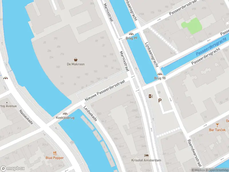 Ambulance met gepaste spoed naar de Nieuwe Passeerdersstraat in Amsterdam