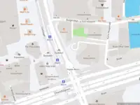 Ambulance met grote spoed naar de Coolsingel in Rotterdam