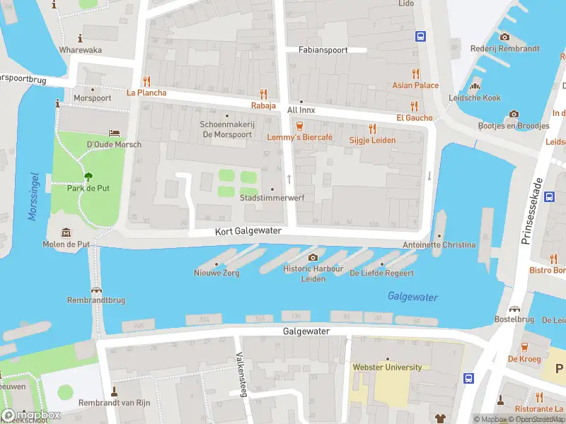 Ambulance met grote spoed naar de Kort Galgewater in Leiden