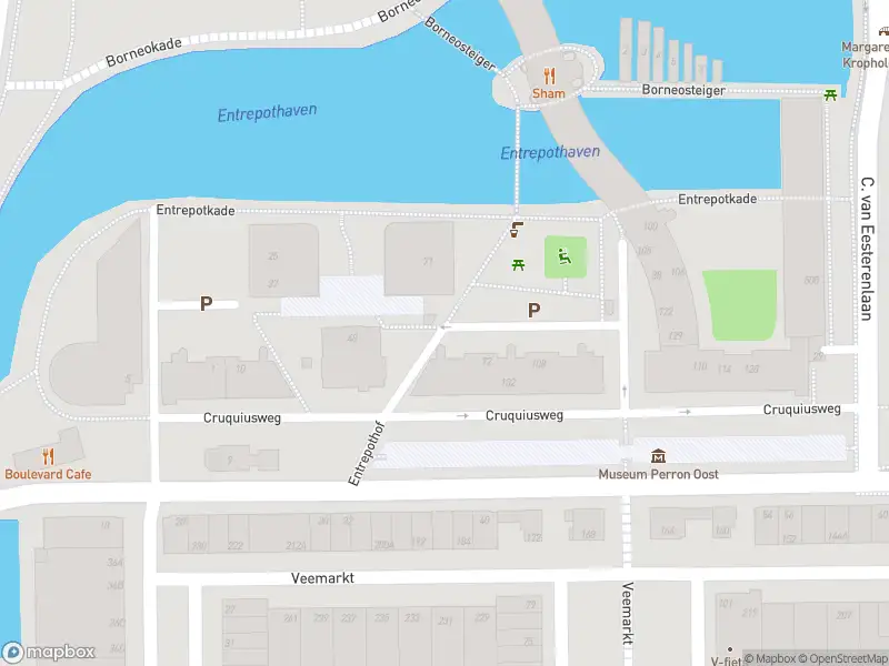 Ambulance met grote spoed naar de Entrepotbrug in Amsterdam