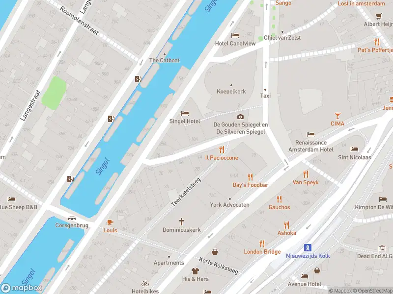 Ambulance met grote spoed naar de Koggestraat in Amsterdam