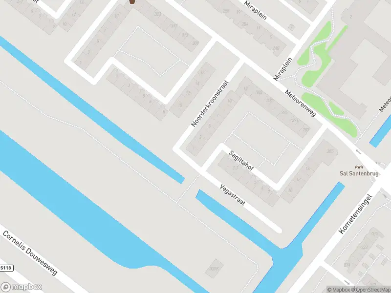 Ambulance met grote spoed naar de Noorderkroonstraat in Amsterdam