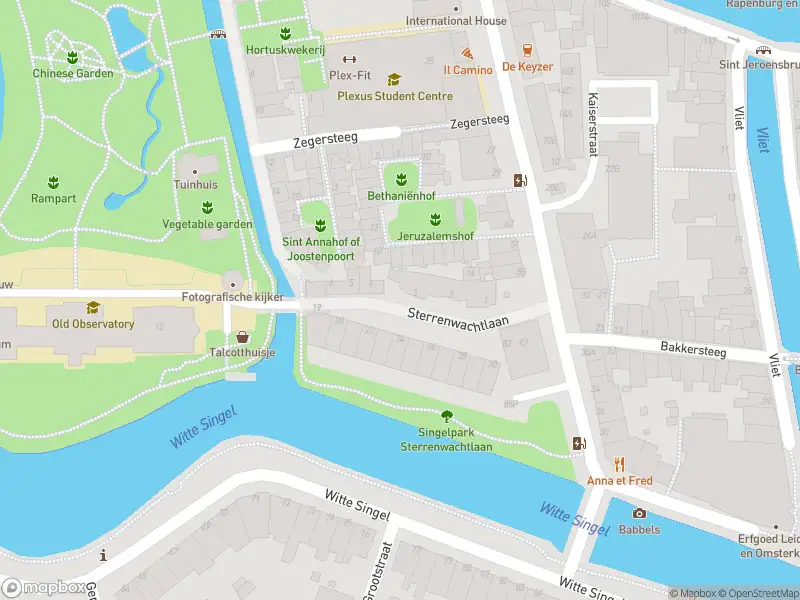 Ambulance met gepaste spoed naar de Sterrenwachtlaan in Leiden