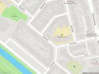 Ambulance met grote spoed naar de Reggestraat in Haarlem