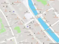 Ambulance met grote spoed naar de Koornbrugsteeg in Leiden