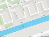 Ambulance met grote spoed naar de Pieter Oosterleehof in Amsterdam