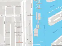 Ambulance met grote spoed naar de Leuvehaven in Rotterdam