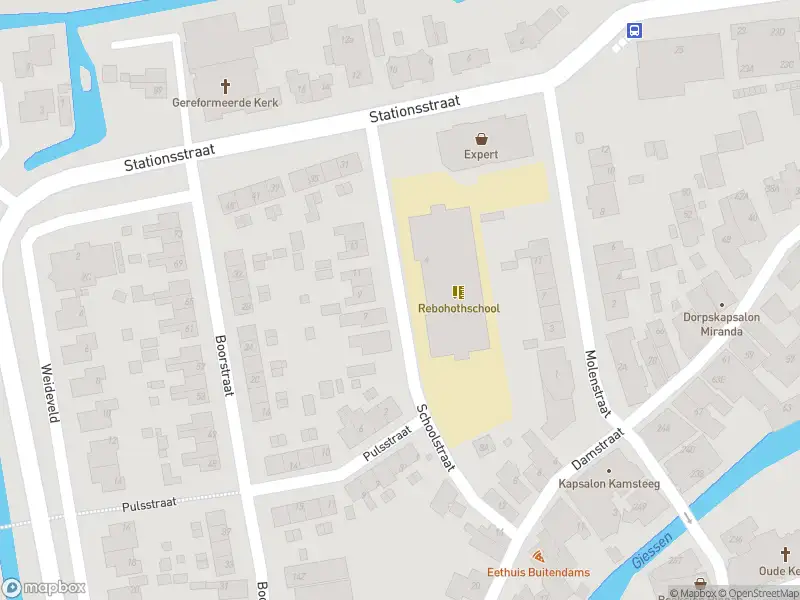 Ambulance met grote spoed naar de Schoolstraat in Hardinxveld-Giessendam