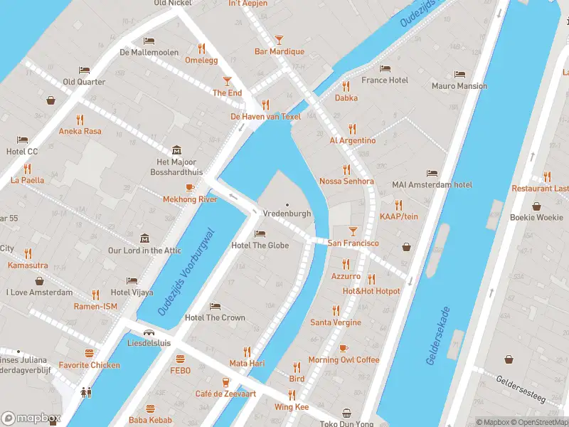 Ambulance met grote spoed naar de Vredenburgersteeg in Amsterdam