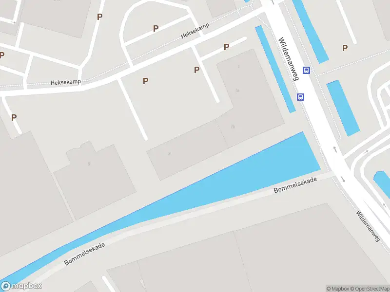 Politie naar de Bommelsekade in Zaltbommel vanwege voertuigen te water