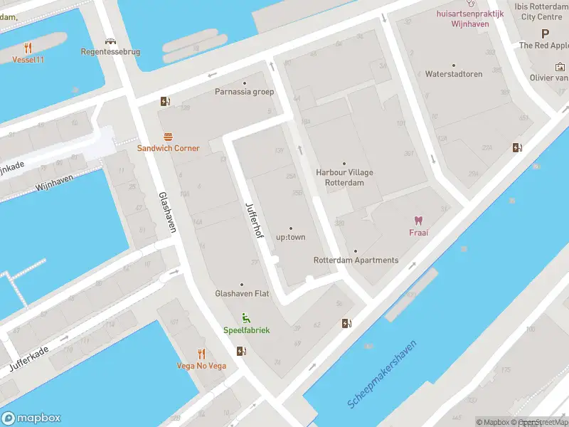 Ambulance met grote spoed naar de Jufferstraat in Rotterdam