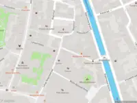 Ambulance met grote spoed naar de Korte Begijnestraat in Haarlem