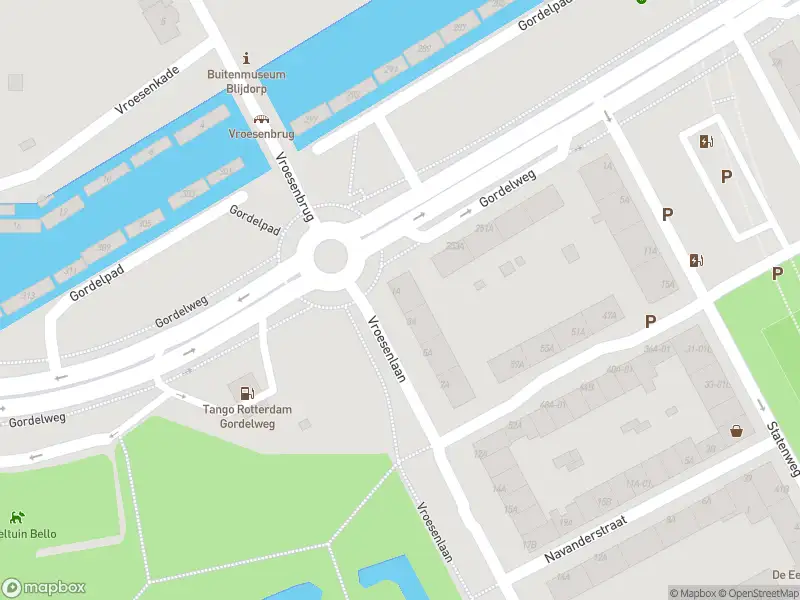 Ambulance met grote spoed naar de Vroesenlaan in Rotterdam
