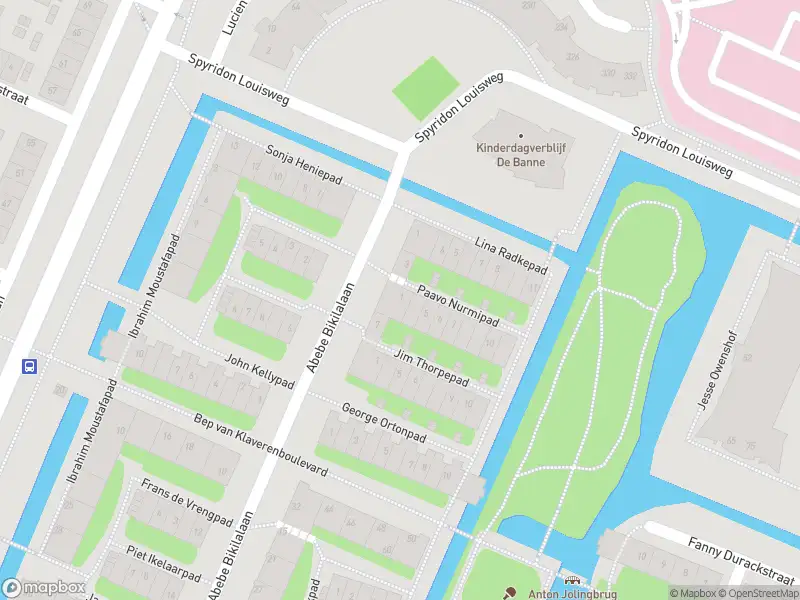 Ambulance met grote spoed naar de Paavo Nurmipad in Amsterdam
