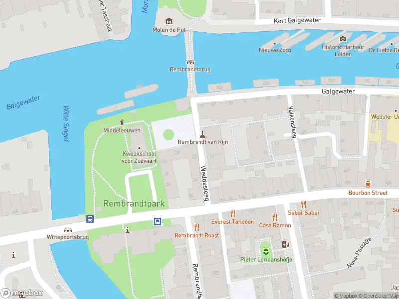 Ambulance met gepaste spoed naar de Weddesteeg in Leiden