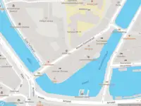 Ambulance met gepaste spoed naar de Nieuwe Doelenstraat in Amsterdam