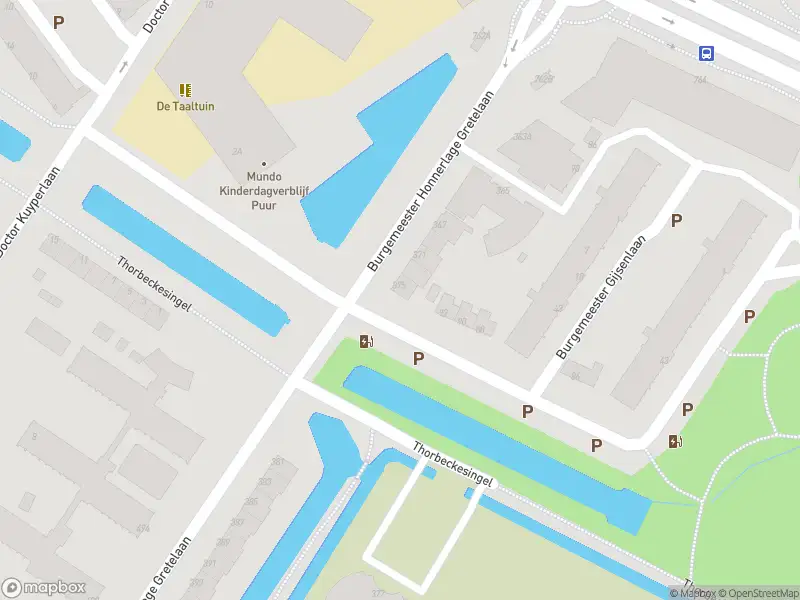 Ambulance met gepaste spoed naar de Burgemeester Honnerlage Gretelaan in Schiedam