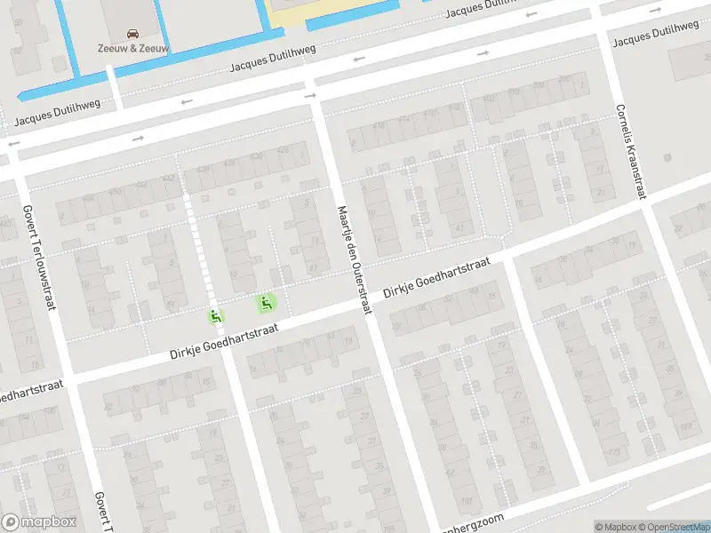 Ambulance met grote spoed naar de Maartje den Outerstraat in Rotterdam