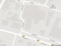 Politie met gepaste spoed naar de Industrieweg in Sint Nicolaasga vanwege voertuigen te water