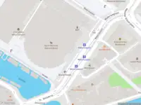 Ambulance met grote spoed naar de Metrostation Waterlooplein in Amsterdam