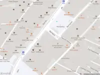 Ambulance met gepaste spoed naar de Beursplein in Amsterdam