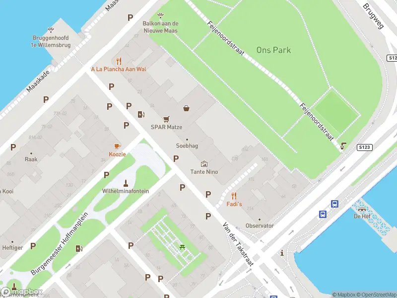 Ambulance met grote spoed naar de Van der Takstraat in Rotterdam