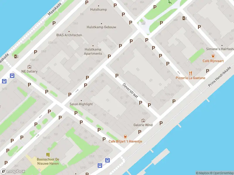 Ambulance met gepaste spoed naar de Oeverstraat in Rotterdam