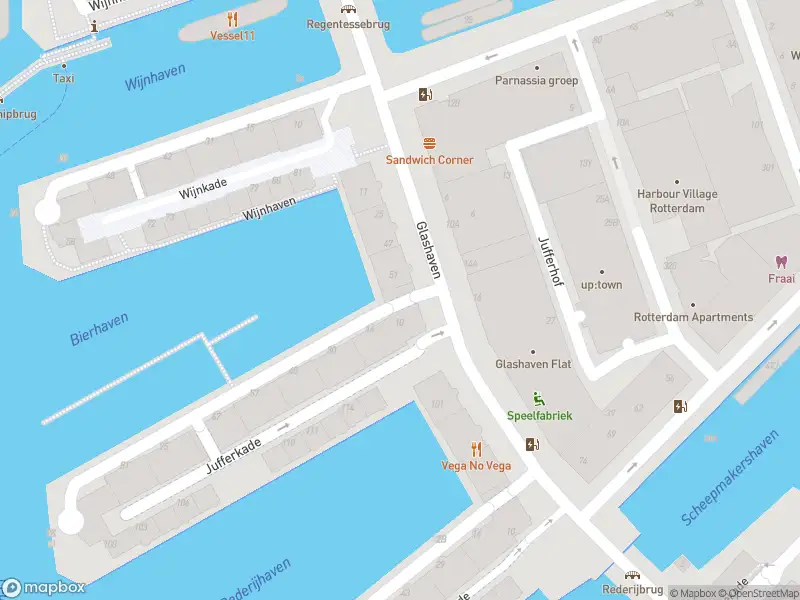 Ambulance met gepaste spoed naar de Glashaven in Rotterdam