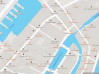 Ambulance met gepaste spoed naar de Oudezijds Armsteeg in Amsterdam