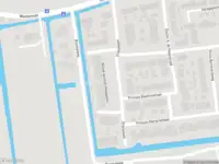 Ambulance met grote spoed naar de Blussé van Oud-Alblasplein in Oud-Alblas