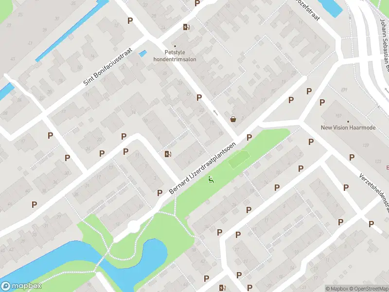 Ambulance met grote spoed naar de Bernard IJzerdraatplantsoen in Leidschendam