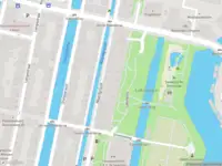 Ambulance met gepaste spoed naar de Lakenplein in Leiden