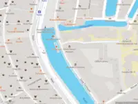 Ambulance met grote spoed naar de Oude Turfmarkt in Amsterdam