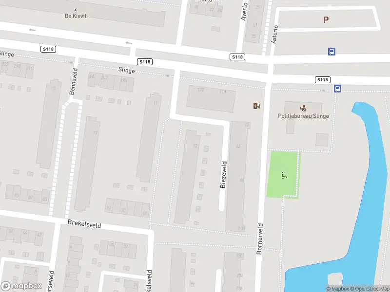 Ambulance met grote spoed naar de Biezeveld in Rotterdam