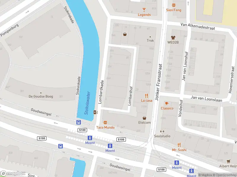 Ambulance met grote spoed naar de Lombardhof in Rotterdam