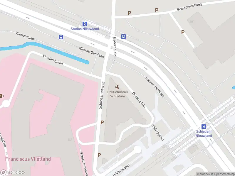 Ambulance met gepaste spoed naar de Bijdorpplein in Schiedam