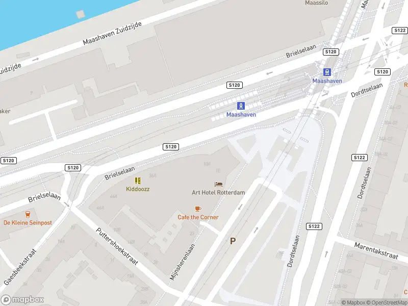 Ambulance met grote spoed naar de Brielselaan in Rotterdam