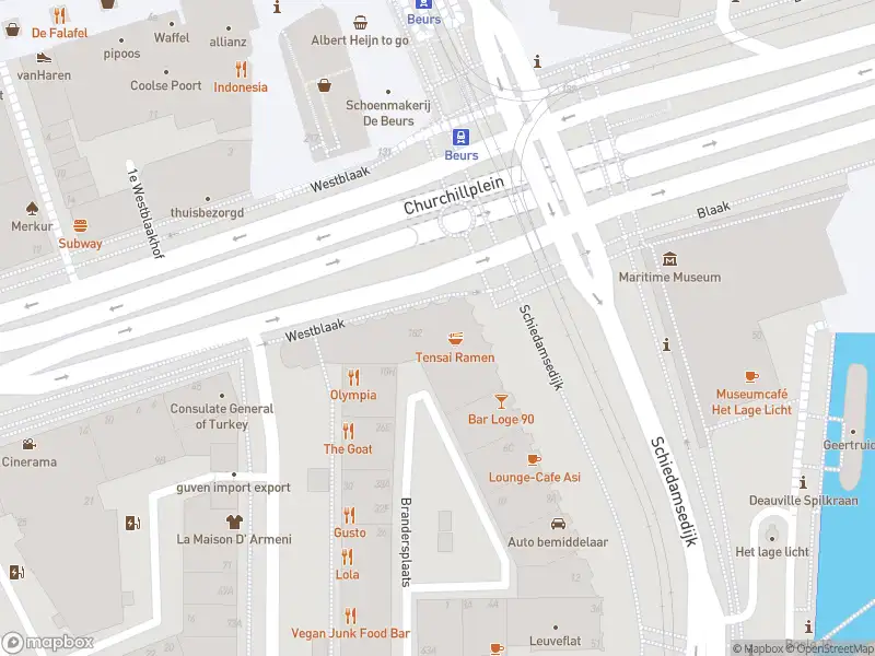 Ambulance met gepaste spoed naar de Churchillplein in Rotterdam