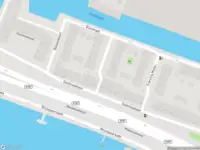 Ambulance met grote spoed naar de Sara Cornelia Molen in Rotterdam