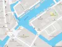 Ambulance met grote spoed naar de Houtkopersburgwal in Amsterdam