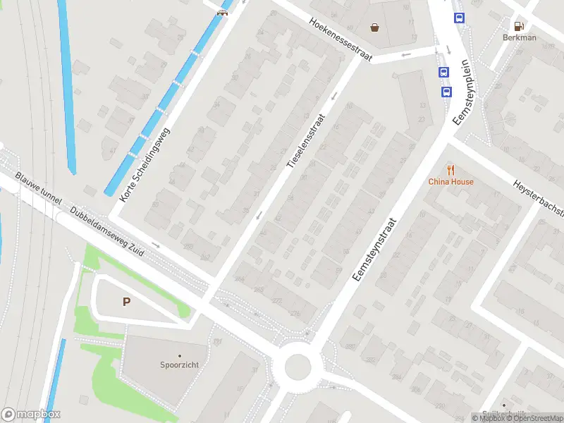 Ambulance met gepaste spoed naar de Tieselensstraat in Dordrecht