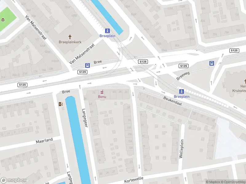 Ambulance met grote spoed naar de Breeplein in Rotterdam