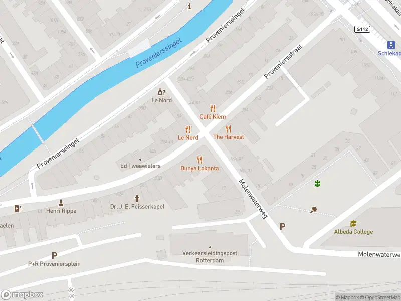 Ambulance met grote spoed naar de Proveniersstraat in Rotterdam